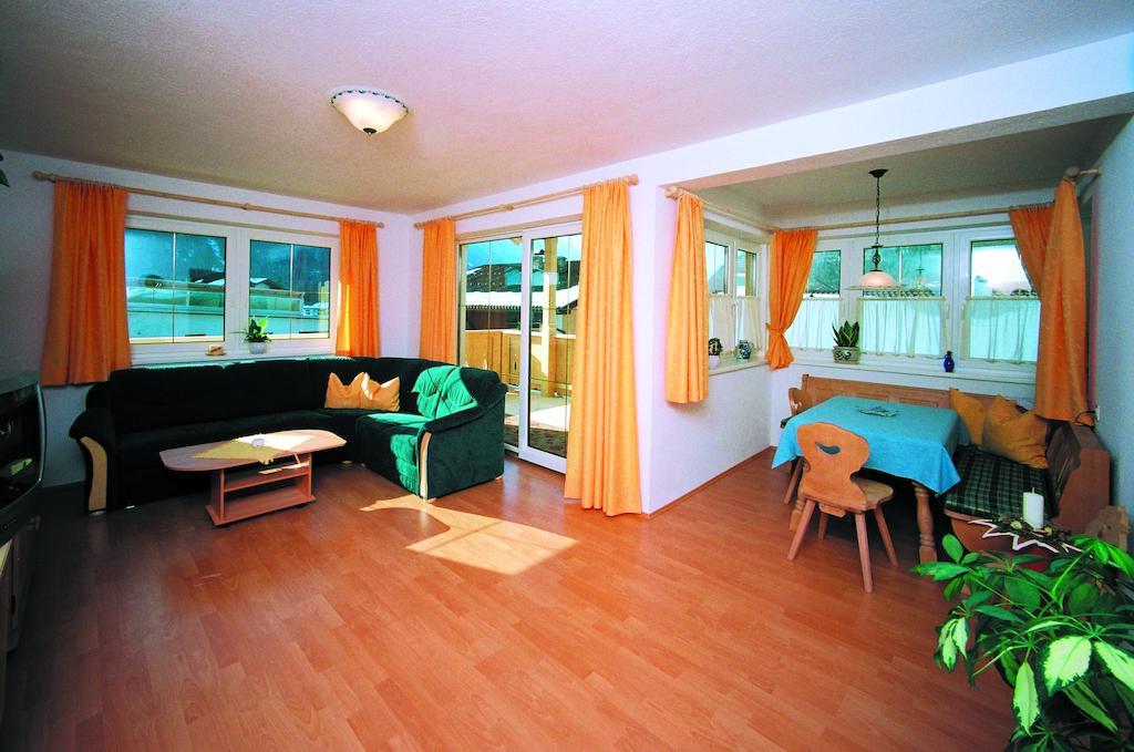 Anton'S Appartements Oetz Zimmer foto